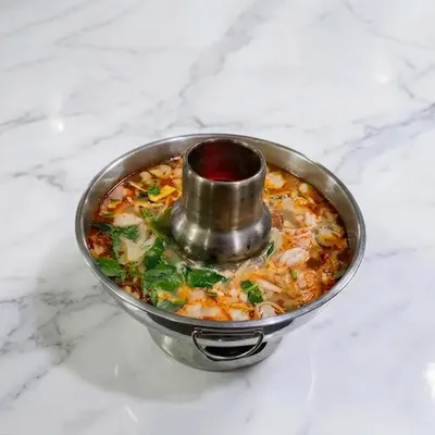 忙碌备餐的服务生团队